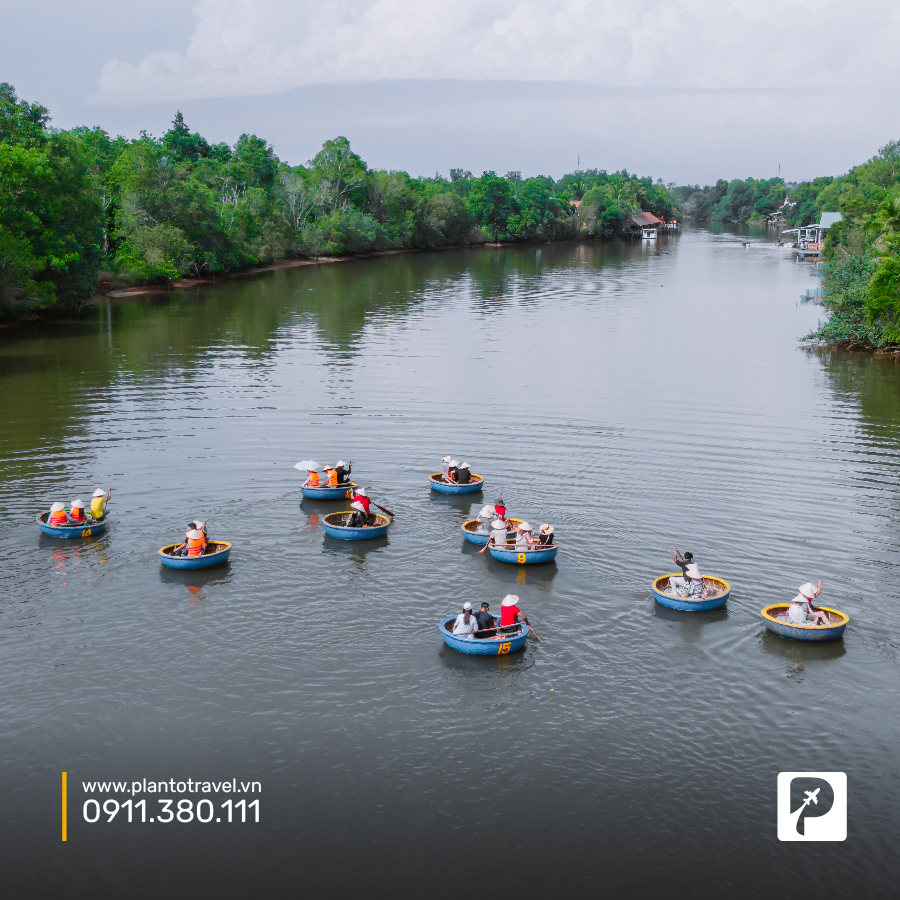 thuyen thung tren song cua can phu quoc