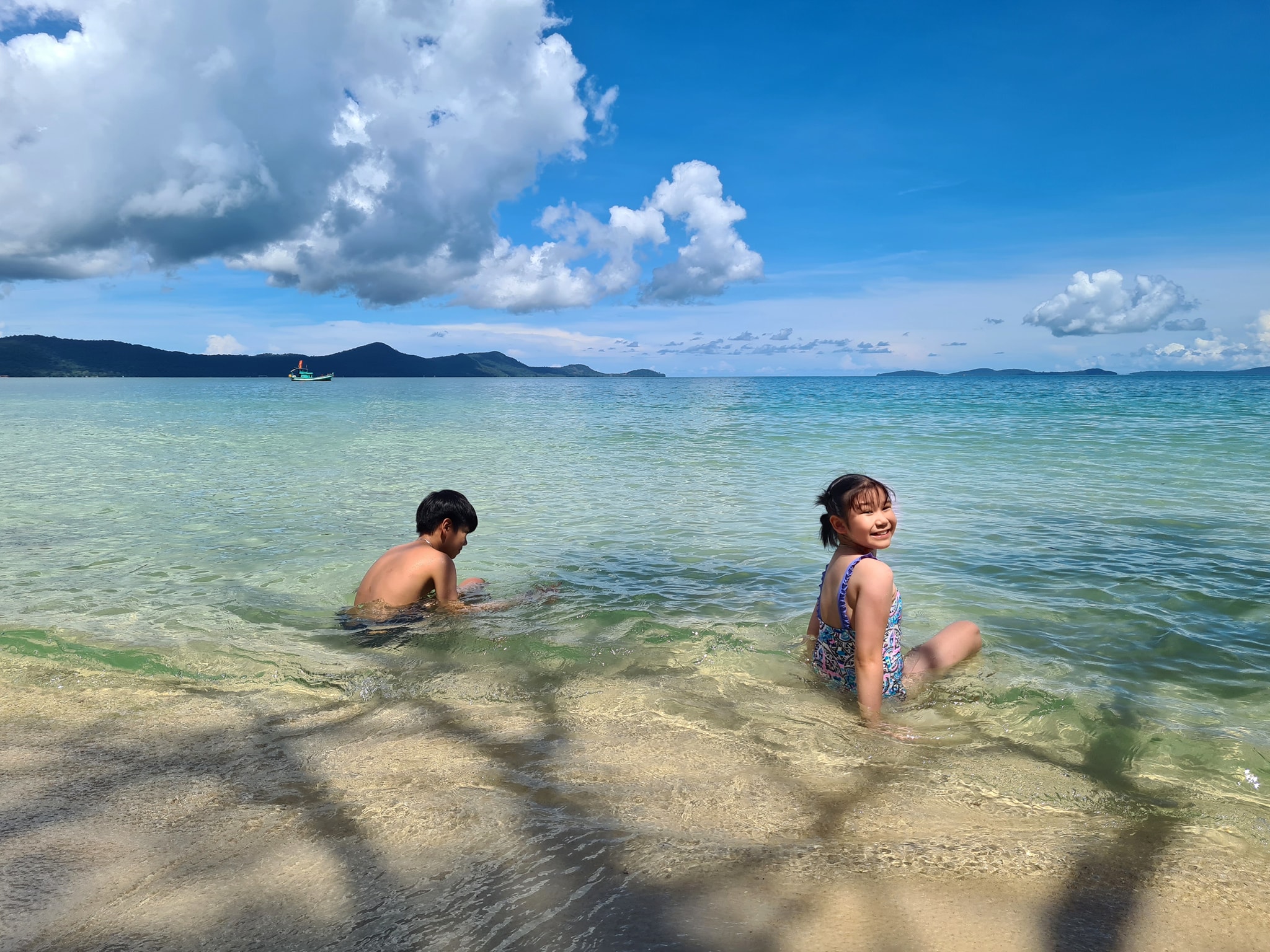 Nước trong xanh mát lành, phù hợp cho gia đình bạn tắm biển và tận hưởng thiên nhiên