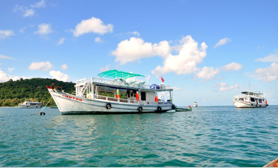 Tàu cao tốc được sử dụng để chở du khách đến đảo Nam Du
