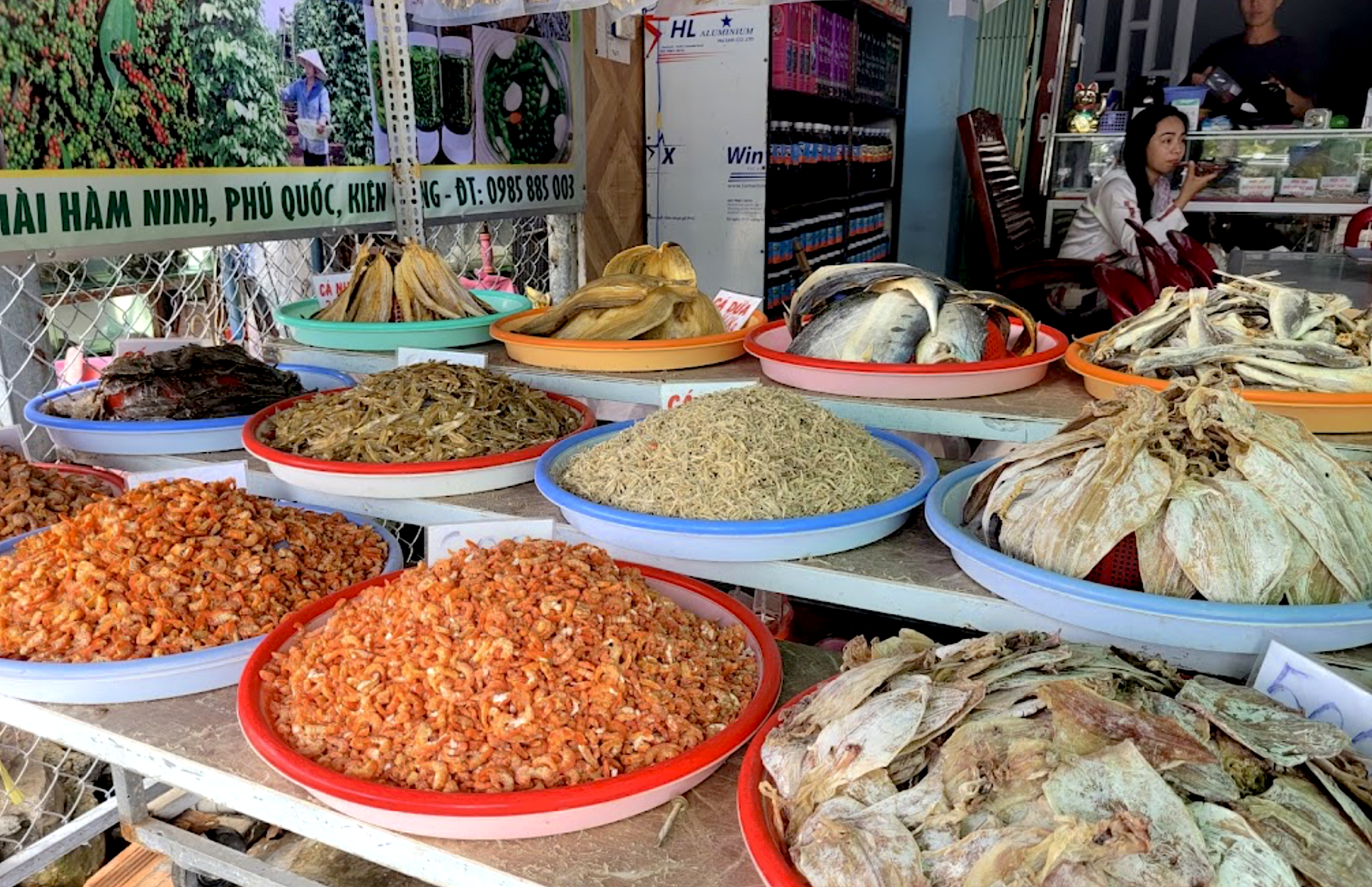 Đa dạng các loại hải sản khô được bán tại chợ Hàm Ninh