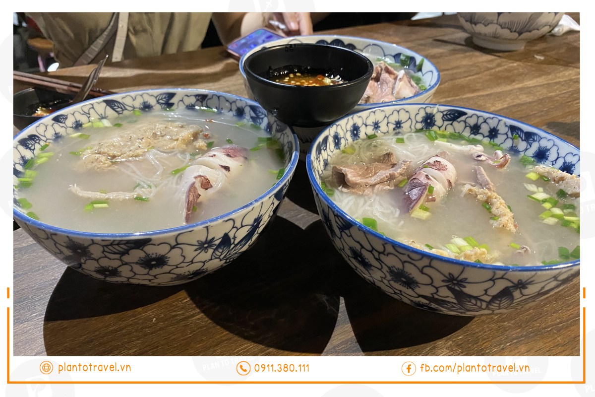Món bún quậy Phú Quốc là món bún nước lèo bao gồm mực, chả tôm và chả cá. Món ăn này được mệnh danh là đặc sản trứ danh của xứ đảo.