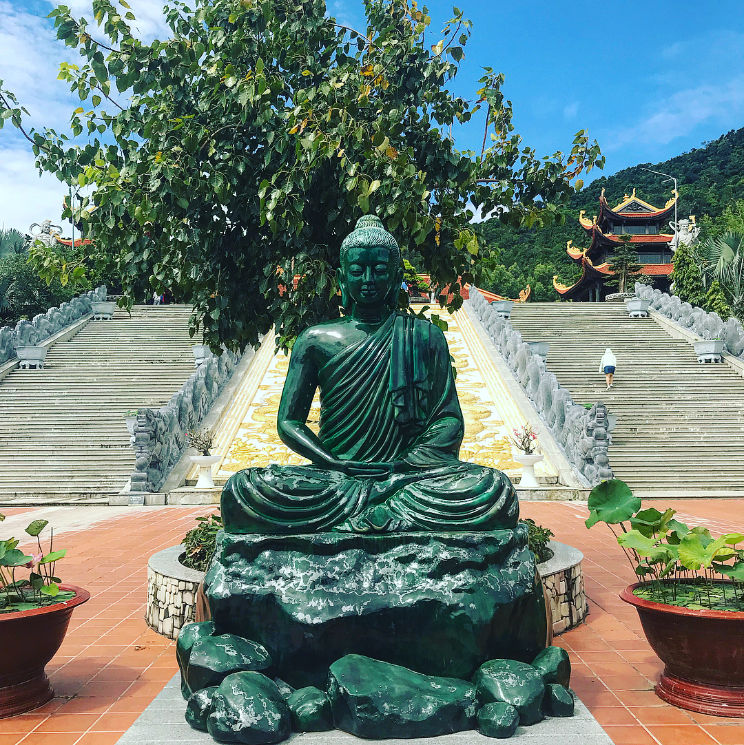 Bức tượng Phật ngọc màu cẩm thạch