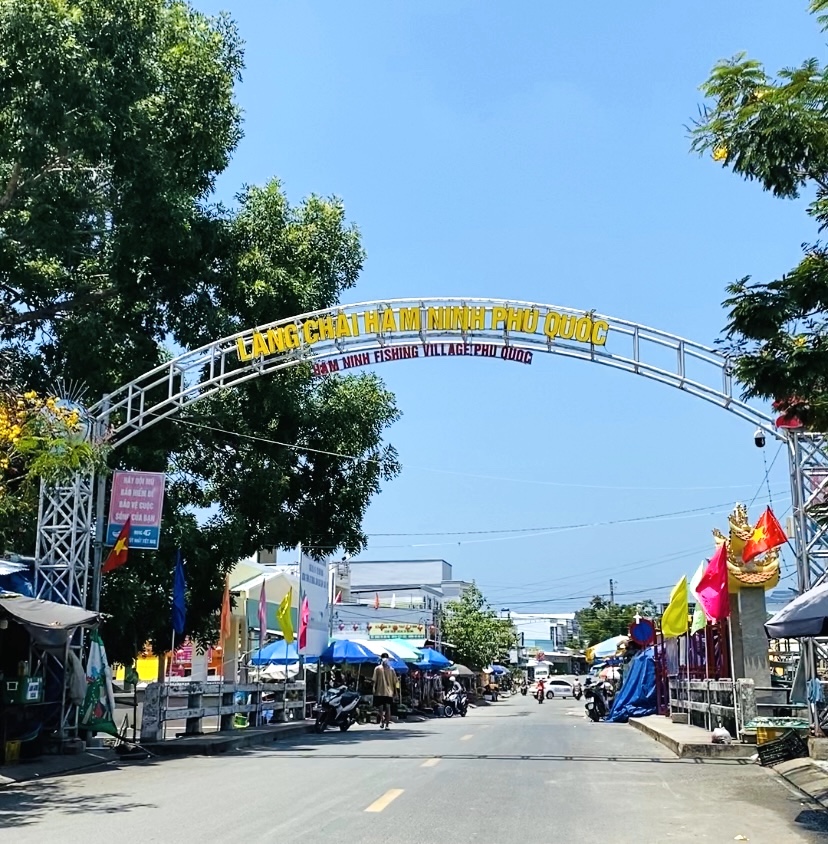 Cổng chào làng chài Hàm Ninh