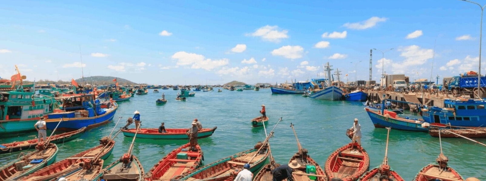 Tàu thuyền neo đậu tại bến Hàm Ninh