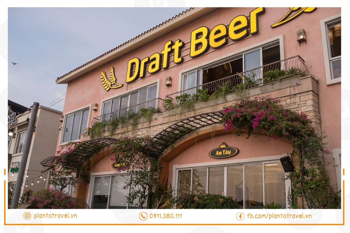 Nhà hàng DRAFT BEER Sunset Town mang đến không gian rộng rãi cả trong nhà lẫn ngoài trời.