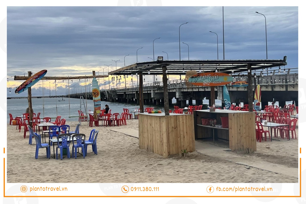 Làng chài cầu cảng Quốc Tế là khu ẩm thực phức hợp, tập trung nhiều nhà hàng, quán ăn phục vụ các món hải sản tươi ngon tại chỗ.