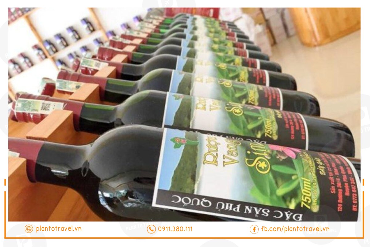 Vào khoảng tháng Giêng là mùa sim chín, người dân địa phương thường đi lượm sim về và sản xuất thành đặc sản rượu sim Phú Quốc trứ danh khắp mọi miền.