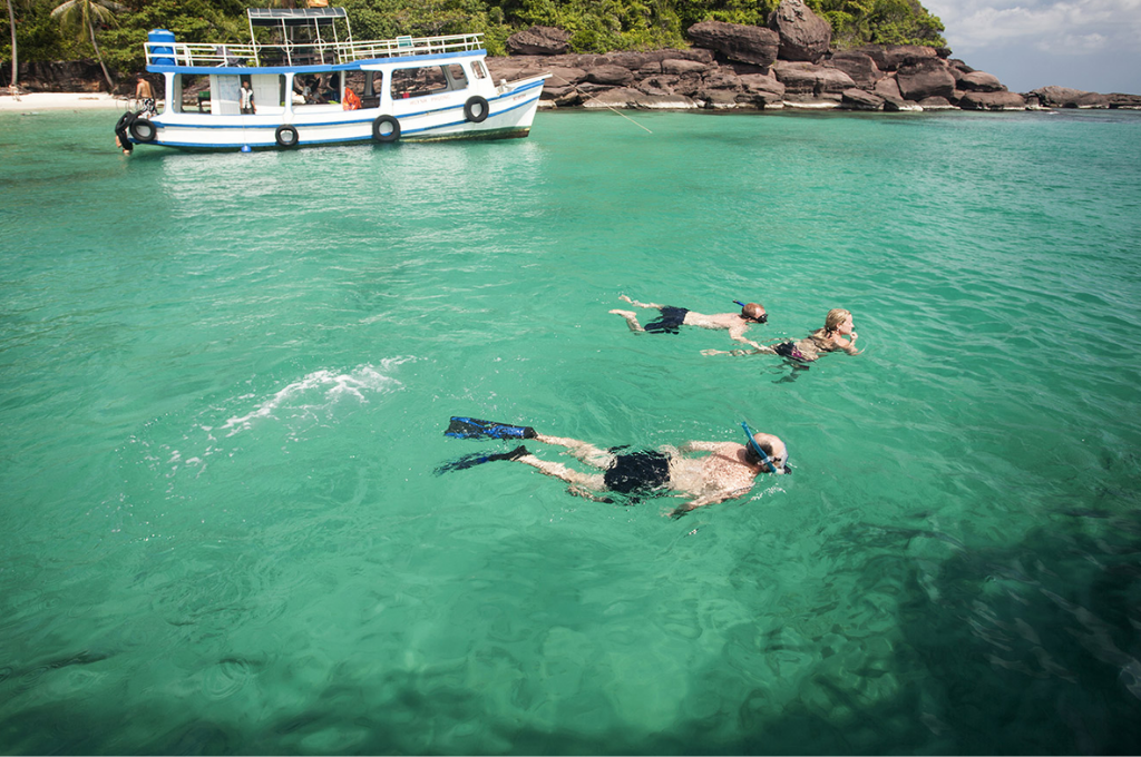 Hòn Dừa có các rạn san hô tuyệt đẹp nằm sát đảo và có nhiều đá ngầm bên dưới khá nguy hiểm
