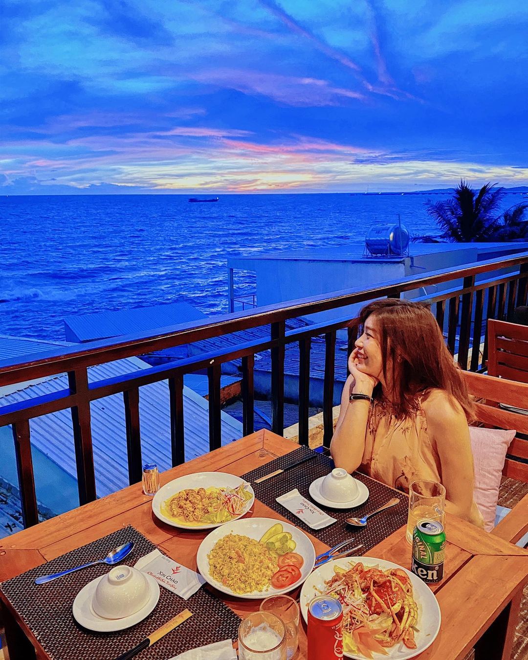 Vừa ăn vừa sống ảo với view biển của nhà hàng Xin Chào